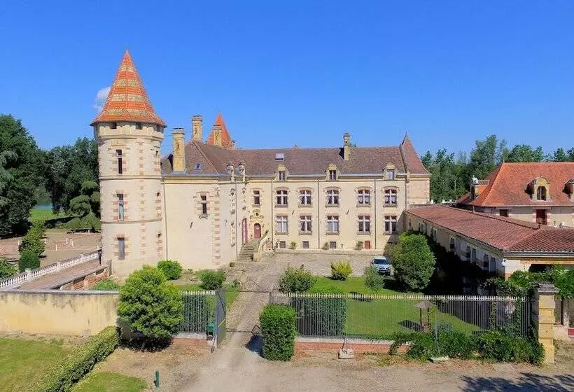 Aamiaismajoitus (B&B) Château De Lastours