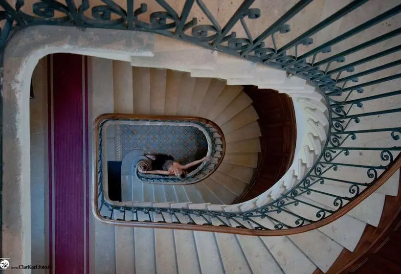 Aamiaismajoitus (B&B) Château De Lastours