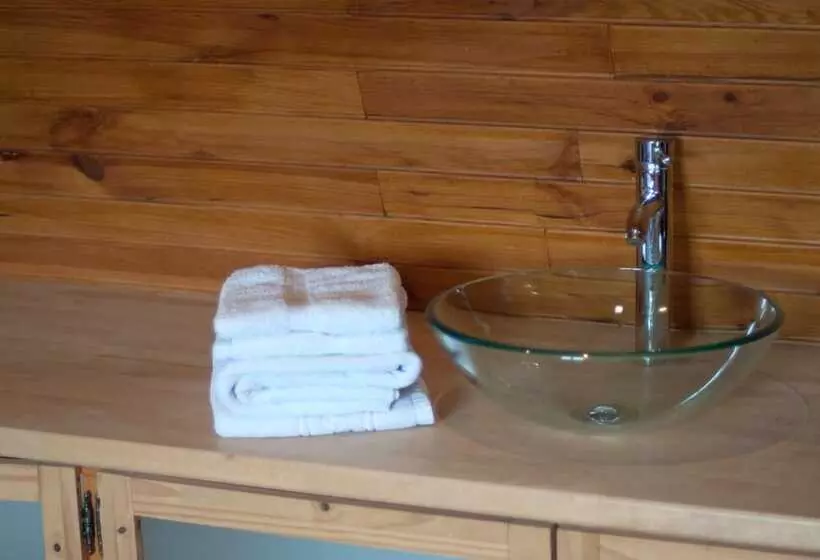 Aamiaismajoitus (B&B) Château De Lastours