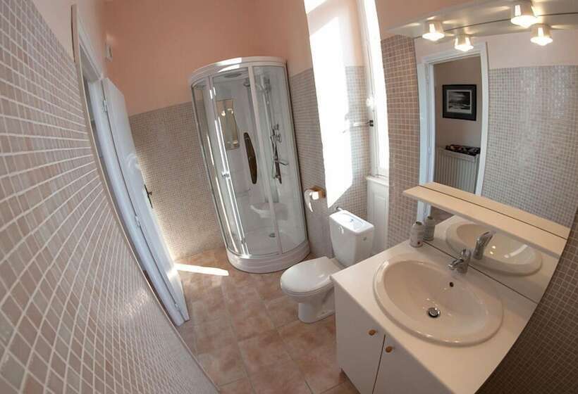 צימר Château De Lastours