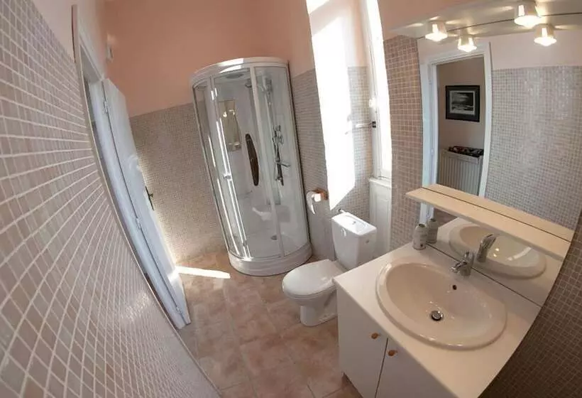 Aamiaismajoitus (B&B) Château De Lastours