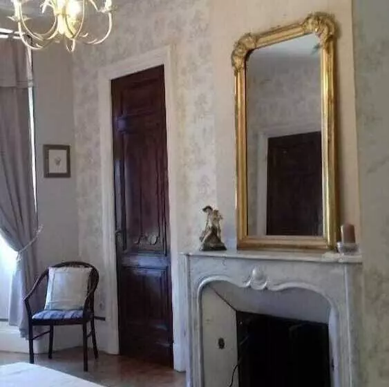 Aamiaismajoitus (B&B) Château De Lastours