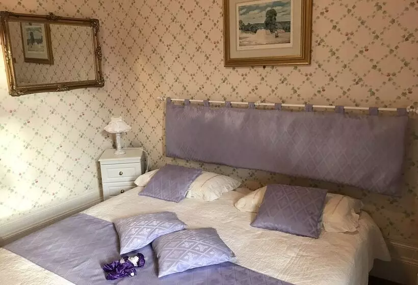 Aamiaismajoitus (B&B) Château De Lastours