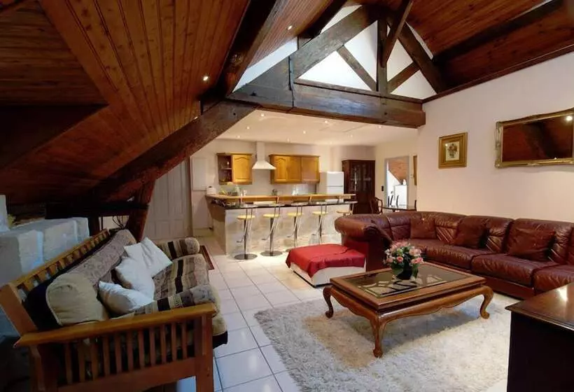 Aamiaismajoitus (B&B) Château De Lastours