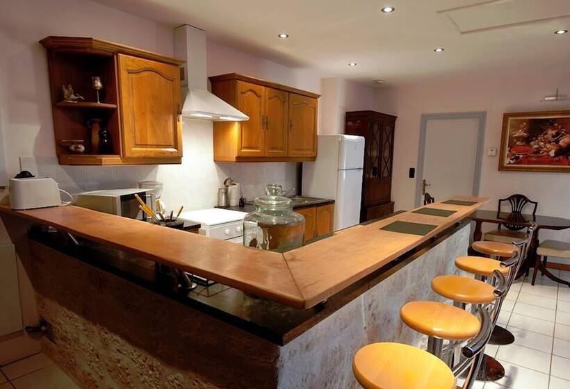 צימר Château De Lastours