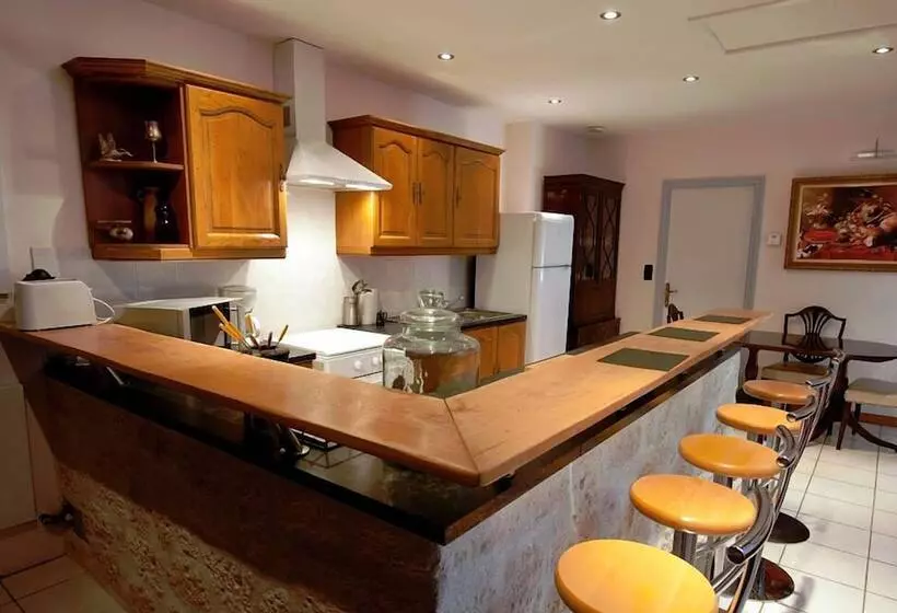 Aamiaismajoitus (B&B) Château De Lastours