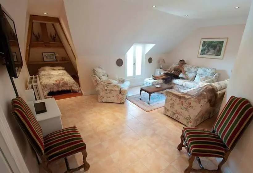 Aamiaismajoitus (B&B) Château De Lastours