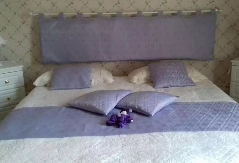 Aamiaismajoitus (B&B) Château De Lastours