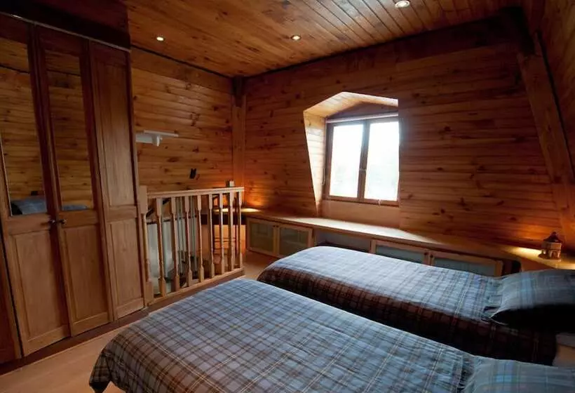 Aamiaismajoitus (B&B) Château De Lastours