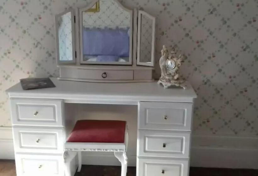 Aamiaismajoitus (B&B) Château De Lastours