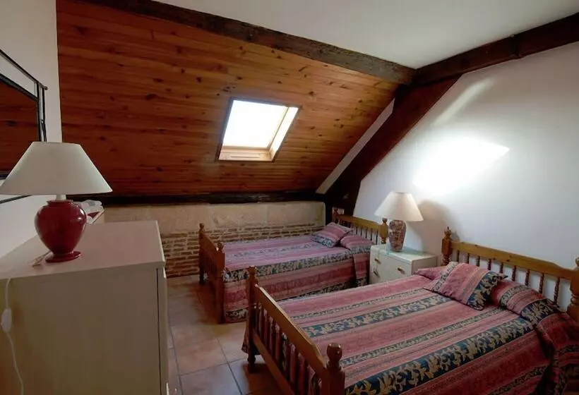 Aamiaismajoitus (B&B) Château De Lastours