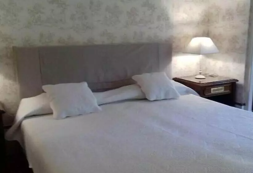 Aamiaismajoitus (B&B) Château De Lastours