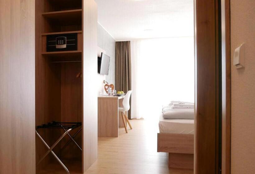 Отель Berghaus Knopfmacher