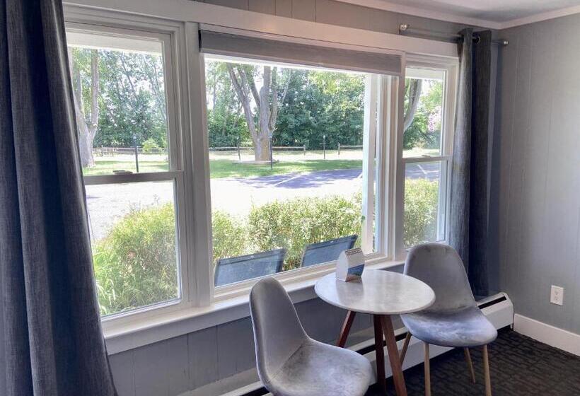 فندق Elk Rapids Lakeshore Inn