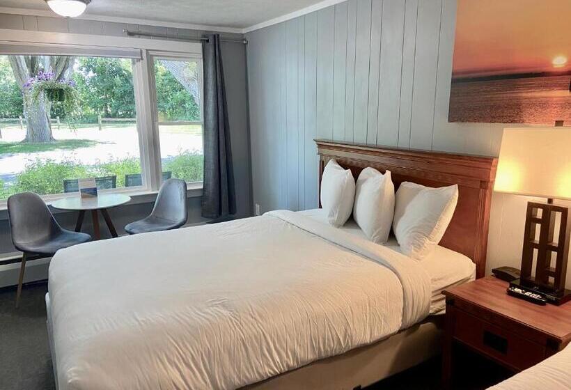فندق Elk Rapids Lakeshore Inn