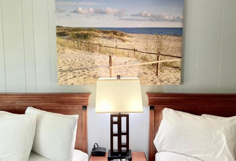 فندق Elk Rapids Lakeshore Inn