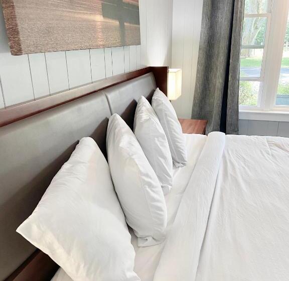 فندق Elk Rapids Lakeshore Inn