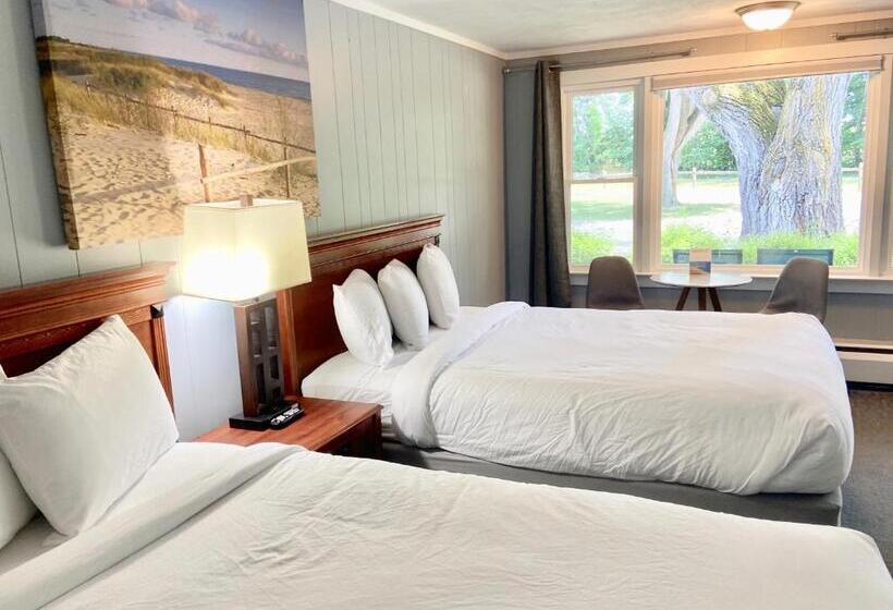 فندق Elk Rapids Lakeshore Inn