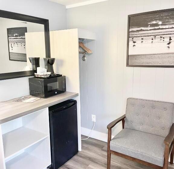 فندق Elk Rapids Lakeshore Inn