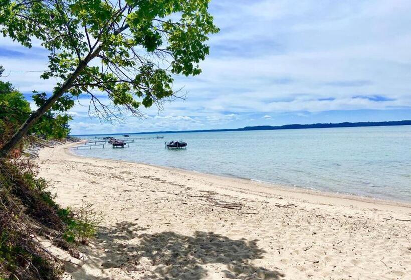 فندق Elk Rapids Lakeshore Inn