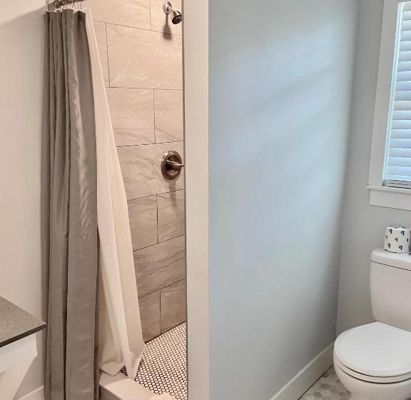 فندق Elk Rapids Lakeshore Inn