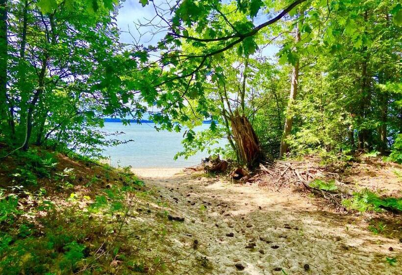 فندق Elk Rapids Lakeshore Inn