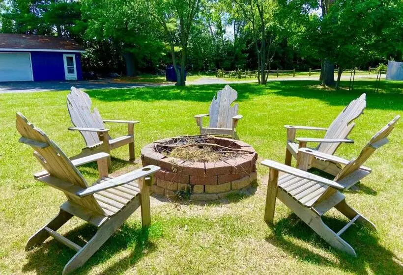 Hotelli Elk Rapids Lakeshore Inn