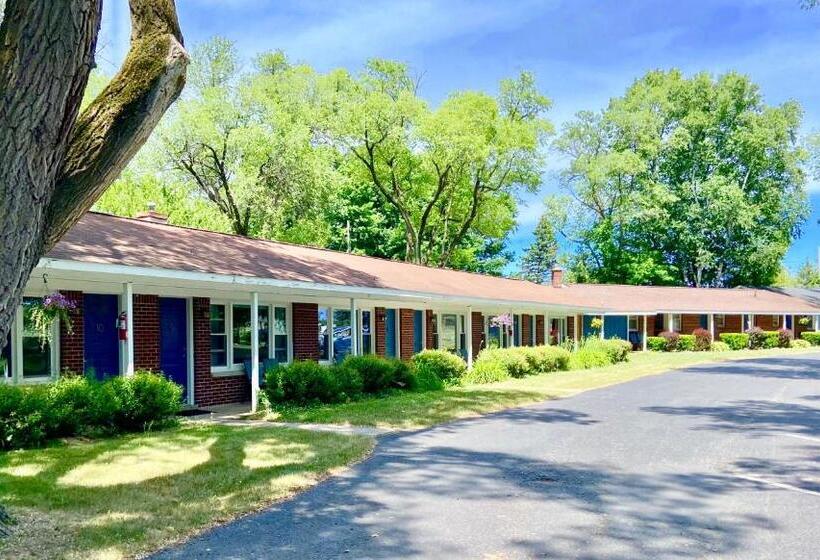 فندق Elk Rapids Lakeshore Inn