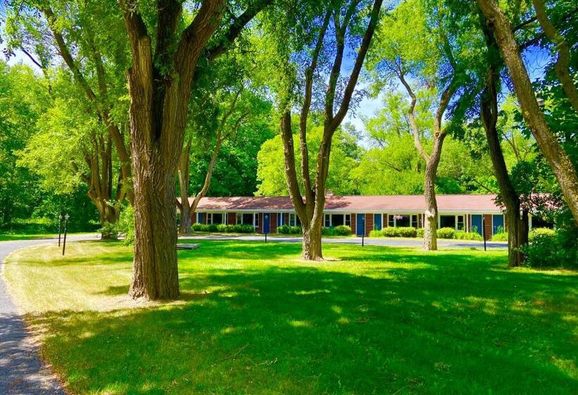 فندق Elk Rapids Lakeshore Inn
