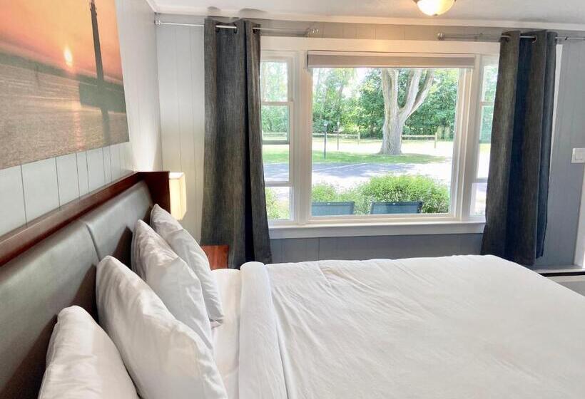 فندق Elk Rapids Lakeshore Inn