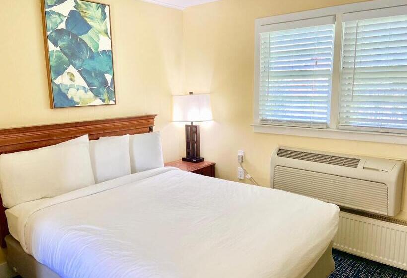 فندق Elk Rapids Lakeshore Inn