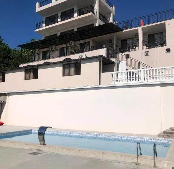 پانسیون White House Chakvi 150 M To The Beach