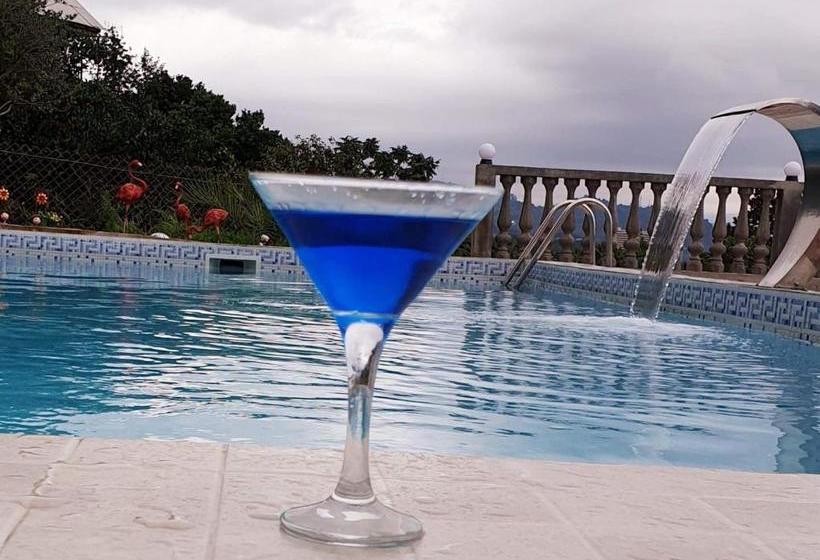 پانسیون White House Chakvi 150 M To The Beach