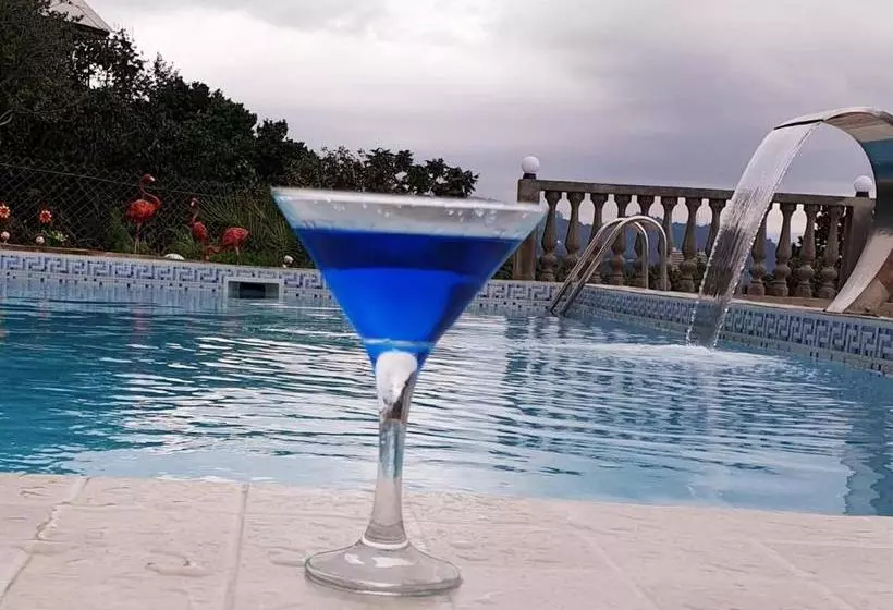 پانسیون White House Chakvi 150 M To The Beach