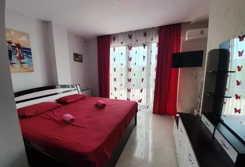 پانسیون White House Chakvi 150 M To The Beach