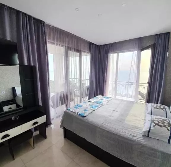 پانسیون White House Chakvi 150 M To The Beach