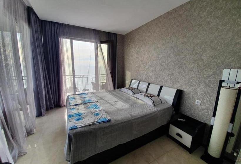 پانسیون White House Chakvi 150 M To The Beach