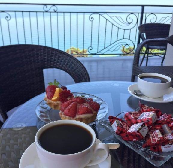 پانسیون White House Chakvi 150 M To The Beach