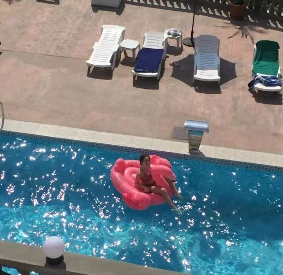 پانسیون White House Chakvi 150 M To The Beach