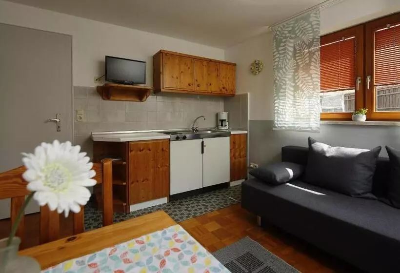 Retkeilymaja Gasthof Zur Burg