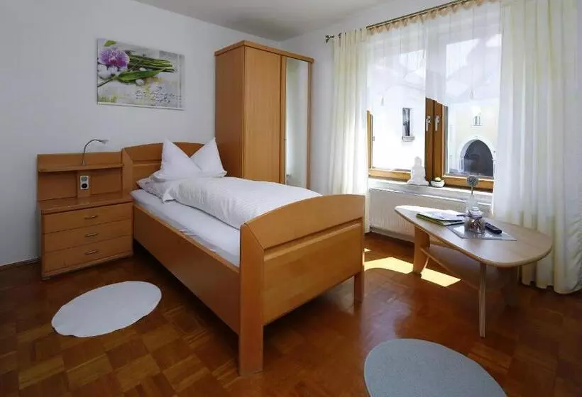 Retkeilymaja Gasthof Zur Burg