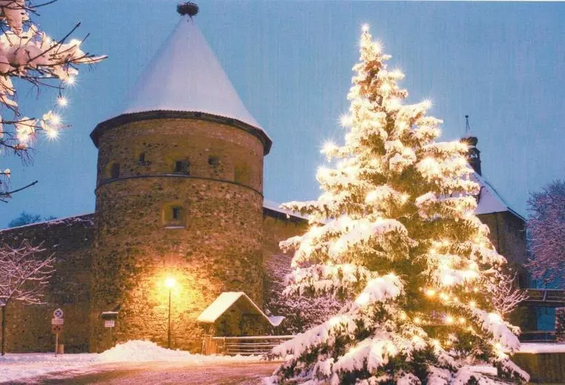 Retkeilymaja Gasthof Zur Burg