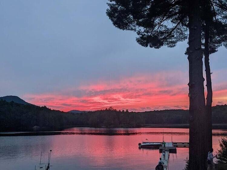 בית מלון כפרי The Long View Lodge