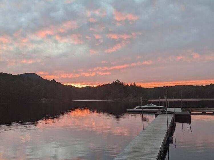 בית מלון כפרי The Long View Lodge