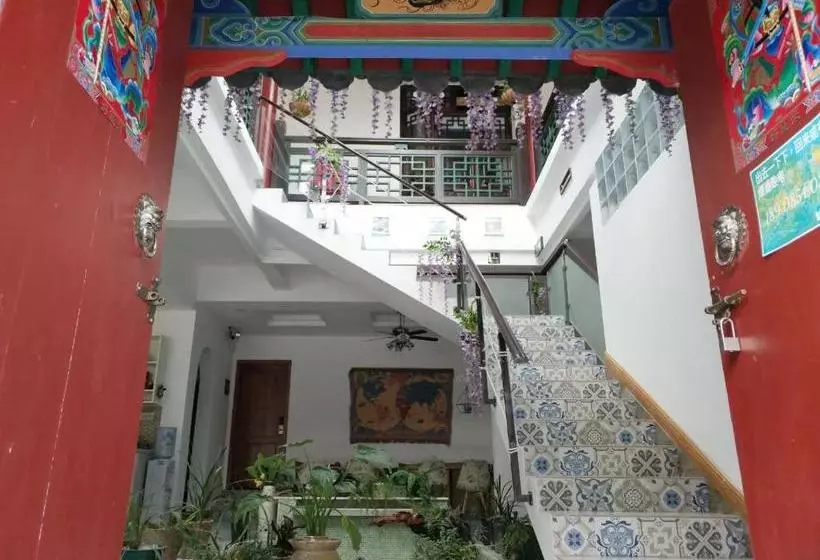 Majatalo Emerald Adventures Guesthouse