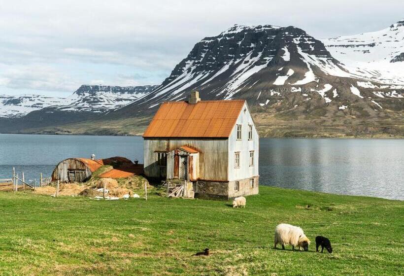 Hafaldan Hi Hostel Harbour Building