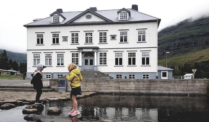 Hafaldan Hi Hostel Harbour Building