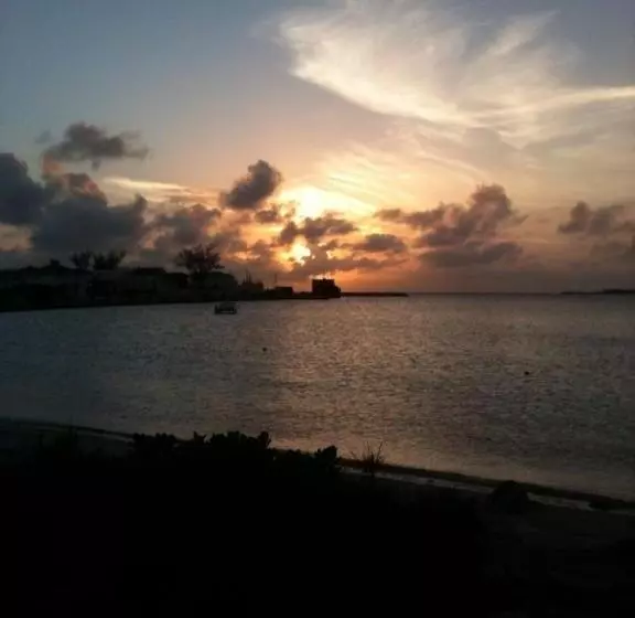 Hut Pointe Inn