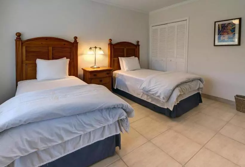Hut Pointe Inn