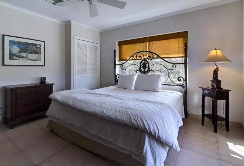 Hut Pointe Inn